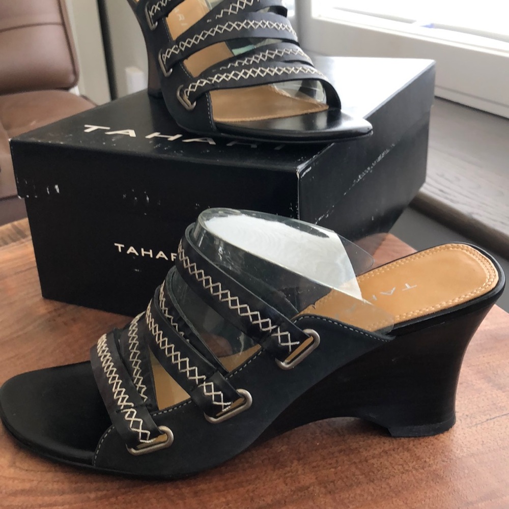 Gorgeous Tahari wedges!  7.5m